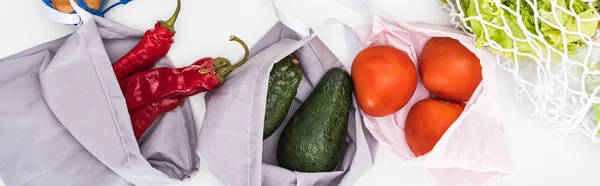 Topputsikt Över Färska Avokado Tomater Och Chilipeppar Miljövänliga Väskor Isolerade — Stockfoto