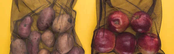 Vista Superior Papas Manzanas Bolsas Malla Negra Ecológicas Aisladas Amarillo — Foto de Stock