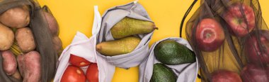 olgun elma, armut, domates, avokado ve patates çevre dostu çanta sarı, panoramik çekim izole üst görünümü
