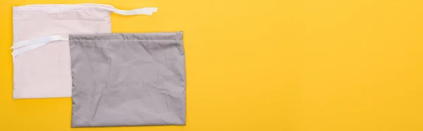 Vista Superior Algodão Branco Cinza Eco Friendly Sacos Isolados Amarelo — Fotografia de Stock