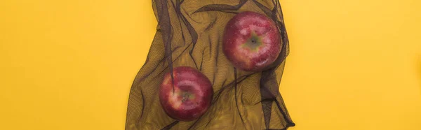 Vista Superior Manzanas Rojas Bolso Negro Ecológico Aislado Amarillo Plano — Foto de Stock