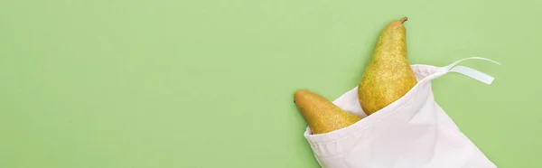 パノラマショットに隔離された環境に優しい白いバッグの梨のトップビュー — ストック写真