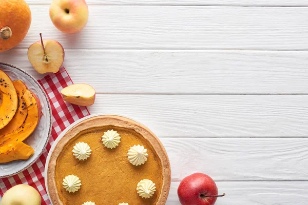 근처에 체크인된 냅킨에 크림을 맛있는 통채로 식탁에 사과를 — 스톡 사진