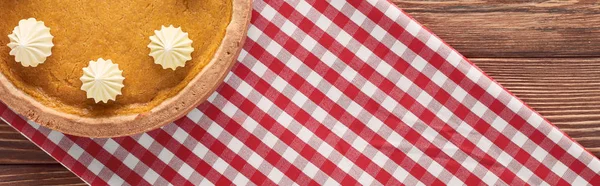 Plan Panoramique Délicieuse Tarte Citrouille Avec Crème Fouettée Sur Une — Photo