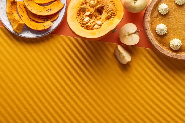 Delicioso Pastel Calabaza Con Crema Batida Cerca Calabaza Horno Rodajas —  Fotos de Stock