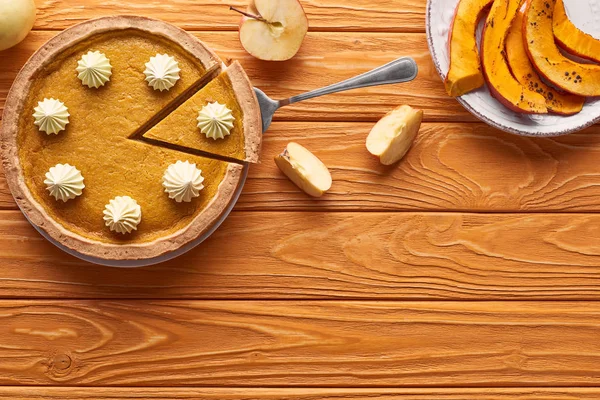 Bovenaanzicht Van Zoete Smakelijke Pompoentaart Bij Gesneden Appel Tafel — Stockfoto