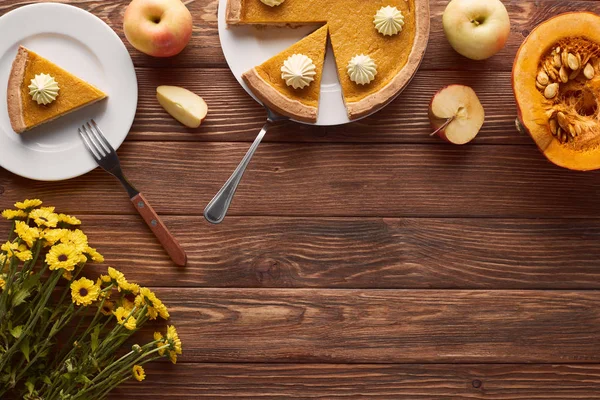 Sabroso Pastel Calabaza Con Crema Batida Cerca Espátula Tenedor Mitad —  Fotos de Stock