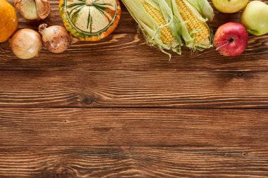 Ahşap masada servis edilen sonbahar sebzelerinin üst görüntüsü