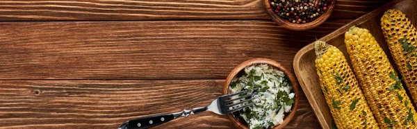 Top View Grilled Corn Served Wooden Table Panoramic Shot — Stock Photo, Image