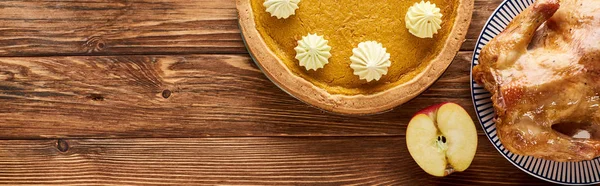 Top View Pumpkin Pie Roasted Turkey Served Wooden Table Panoramic — Stock Photo, Image