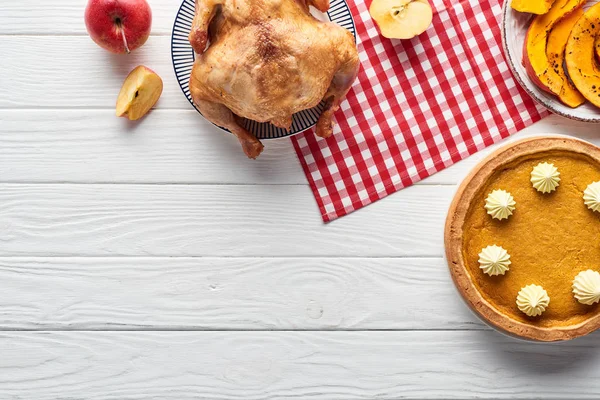 Draufsicht Auf Gebratenen Truthahn Kürbiskuchen Serviert Auf Weißem Holztisch Mit — Stockfoto