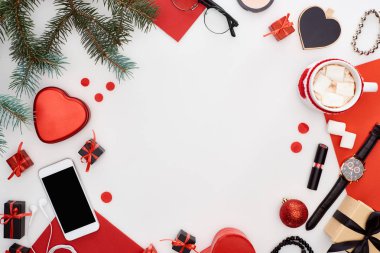 hediye kutuları, marşmelovlu kahve, akıllı telefon, köknar dalı, kol saati, kozmetik, noel mücevherleri, gözlük, kol saati beyaz üzerine izole edilmiş.