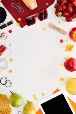 Ağustosta yazılmış ahşap blok, dijital tablet, güneş gözlüğü, portakal suyu, meyve, waffle, kozmetik, beyaz üzerine izole kulaklık.