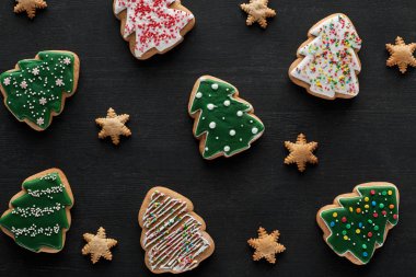 Siyah arka planda lezzetli jöleli Noel kurabiyeleri