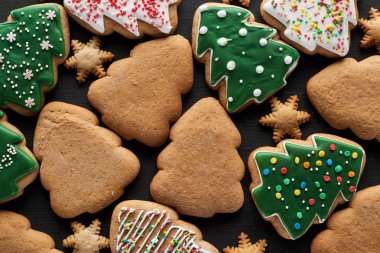 Siyah arka planda lezzetli jöleli Noel kurabiyeleri