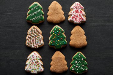 Siyah arka planda lezzetli Noel ağacı kurabiyeleriyle bembeyaz yatıyordu.