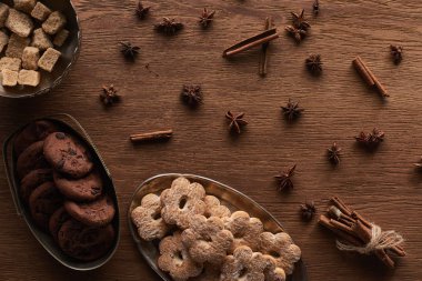 Tahta masadaki anason ve tarçınlı Noel kurabiyelerinin üst görüntüsü.