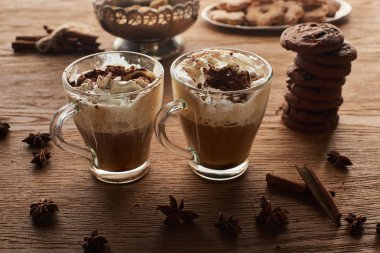 Noel kakaosu ahşap masada anason, tarçın ve kurabiyelerle