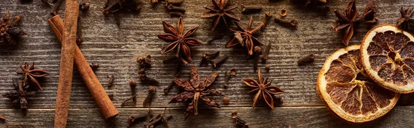 Top View Cinnamon Sticks Anise Dried Citrus Fruit Wooden Rustic — Stock Photo, Image