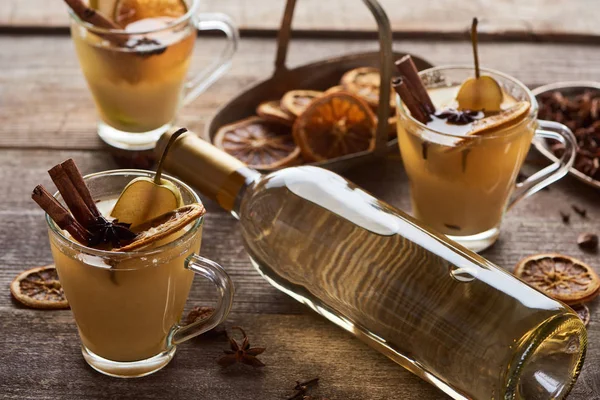 Pêra Tradicional Sazonal Vinho Rústico Com Especiarias Copos Perto Garrafa — Fotografia de Stock