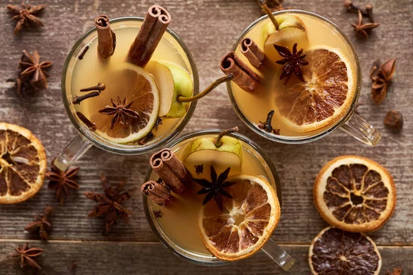 Bovenaanzicht Van Seizoensgebonden Glühwein Cocktails Met Specerijen Gedroogde Citrusvruchten Houten — Stockfoto