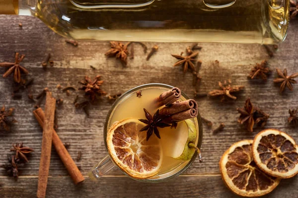 Blick Von Oben Auf Saisonalen Birnen Glühweincocktail Mit Gewürzen Und — Stockfoto