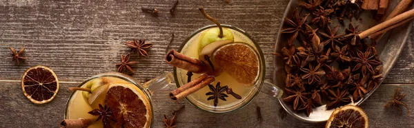 Uitzicht Traditionele Warme Peer Glühwein Met Specerijen Gedroogde Citrus Houten — Stockfoto