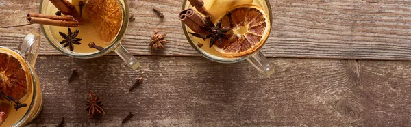 Felső Kilátás Meleg Körte Forralt Bor Fűszerekkel Szárított Citrusfélék Rusztikus — Stock Fotó