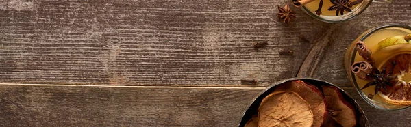 Birnen Glühwein Mit Gewürzen Und Getrockneten Zitrusfrüchten Auf Holztisch Panoramaaufnahme — Stockfoto