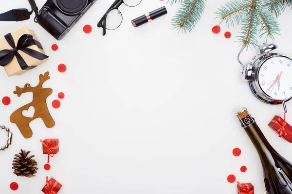 Dijital Kamera Gözlükler Noel Takıları Köknar Dalı Koni Şampanya Şişesi — Stok fotoğraf
