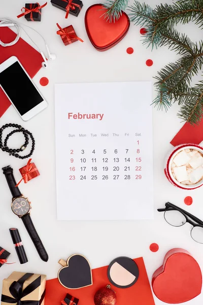 Februar Kalenderblatt Kaffee Mit Eibisch Smartphone Tannenzweig Armbanduhr Armbänder Christbaumkugeln — Stockfoto