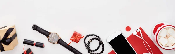Panoramaaufnahme Von Kaffee Mit Marshmallow Smartphone Geschenkboxen Armbanduhr Kopfhörer Armbänder — Stockfoto