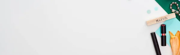 Панорамный Снимок Помады Тушь Деревянный Блок Мартовской Надписью Наручные Часы — стоковое фото