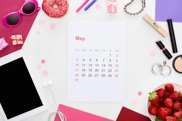 Página Del Calendario Mayo Fresa Fresca Gafas Sol Tableta Digital — Foto de Stock