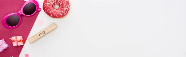 Tiro Panorâmico Bloco Madeira Com Inscrição Maio Donut Óculos Sol — Fotografia de Stock