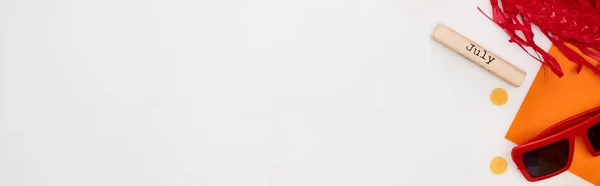 Панорамний Знімок Дерев Яного Блоку Липневим Вписом Сонцезахисні Окуляри Жовтий — стокове фото