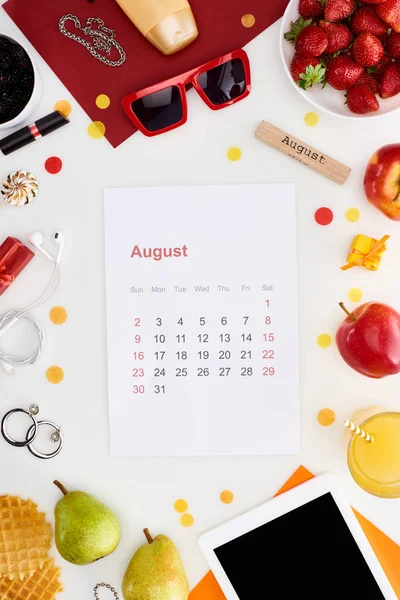 Augustkalenderblatt Holzblock Mit Augustbeschriftung Digitales Tablet Sonnenbrille Orangensaft Früchte Waffeln — Stockfoto