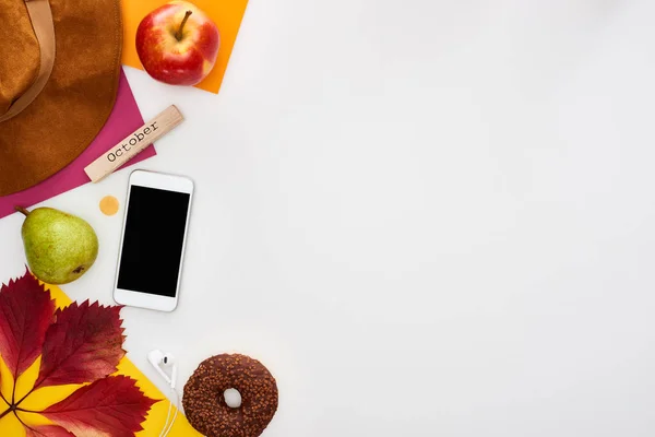 Hoed Smartphone Donut Peer Appel Oortjes Droog Blad Houten Blok — Stockfoto