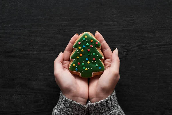 Vue Recadrée Femme Tenant Biscuit Arbre Noël Dans Les Mains — Photo