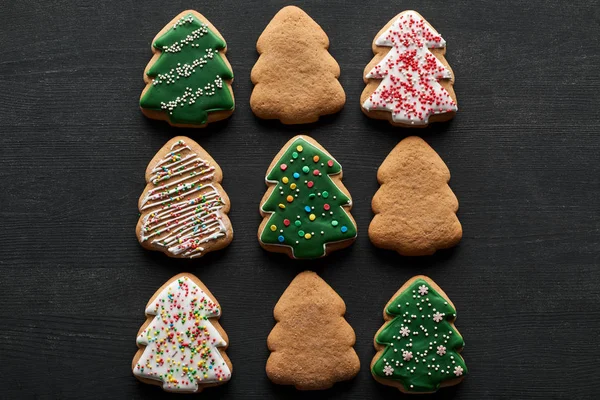 Flat Lay Delicious Glazed Christmas Tree Cookies Black Background — Stock Photo, Image