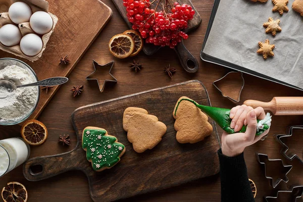 Kivágott Kilátás Üvegezés Karácsonyi Cookie Asztalon — Stock Fotó
