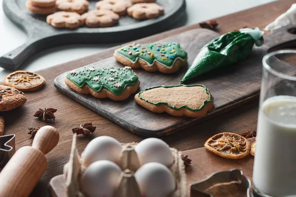 Szelektív Fókusz Sült Karácsonyi Cookie Közelében Összetevők Asztal — Stock Fotó