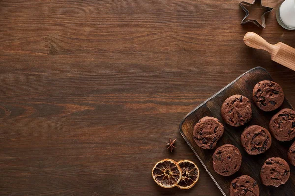 Vista Superior Galletas Chocolate Sobre Mesa Madera —  Fotos de Stock