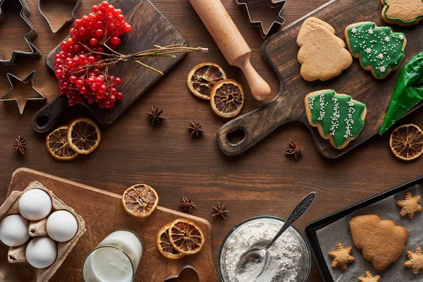 木のテーブルの上の食材やビブラムの近くのクリスマスツリークッキーのトップビュー — ストック写真