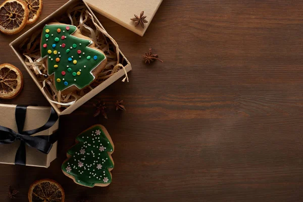 Vista Superior Galleta Del Árbol Navidad Caja Regalo Mesa Madera — Foto de Stock