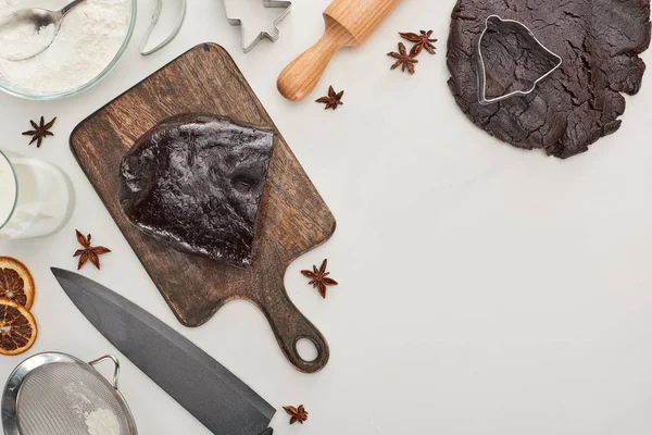 Vista Superior Massa Crua Para Biscoitos Natal Chocolate Perto Ingredientes — Fotografia de Stock