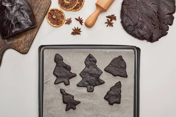 Felső Nézet Nyers Tészta Karácsonyi Cookie Közelében Sütő Tálca Fehér — Stock Fotó