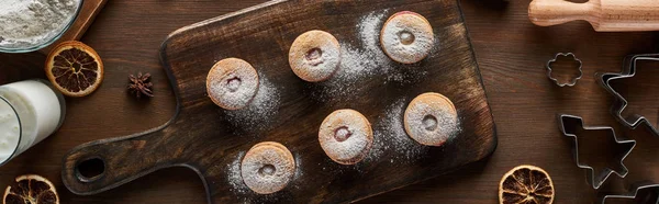Tahta Masadaki Malzemelerin Yanında Şekerli Noel Kurabiyelerinin Üst Görüntüsü Panoramik — Stok fotoğraf