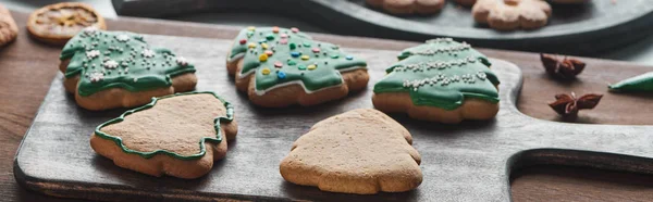 Deliciosas Galletas Navidad Horneadas Mesa Madera Plano Panorámico —  Fotos de Stock