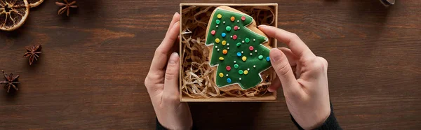 Vista Cortada Mulher Colocando Biscoito Árvore Natal Caixa Presente Mesa — Fotografia de Stock